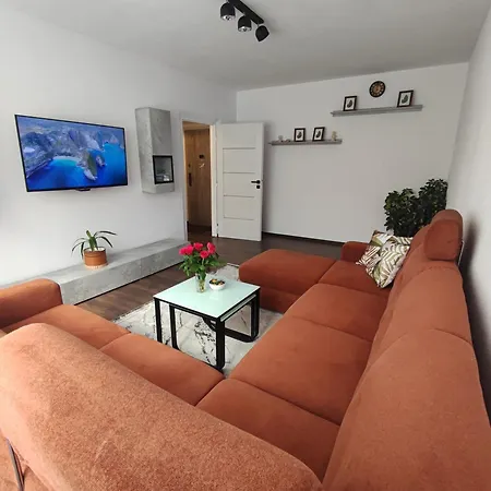 M&k West Apartment *